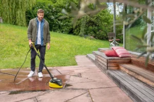 czyszczenie kostki brukowej mężczyzna