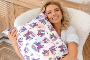 Jak zorganizować relaksujący wieczór w domu - jedwabne poszewki i świece zapachowe.