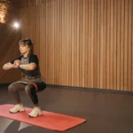 mata do ćwiczeń do domowej siłowni – na co zwrócić uwagę przed zakupem