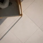 Płytki gresowe są doskonałym wyborem na nowoczesne tarasy: wyróżnia je trwałość i odporność na zabrudzenia. Fot. Domni.pl