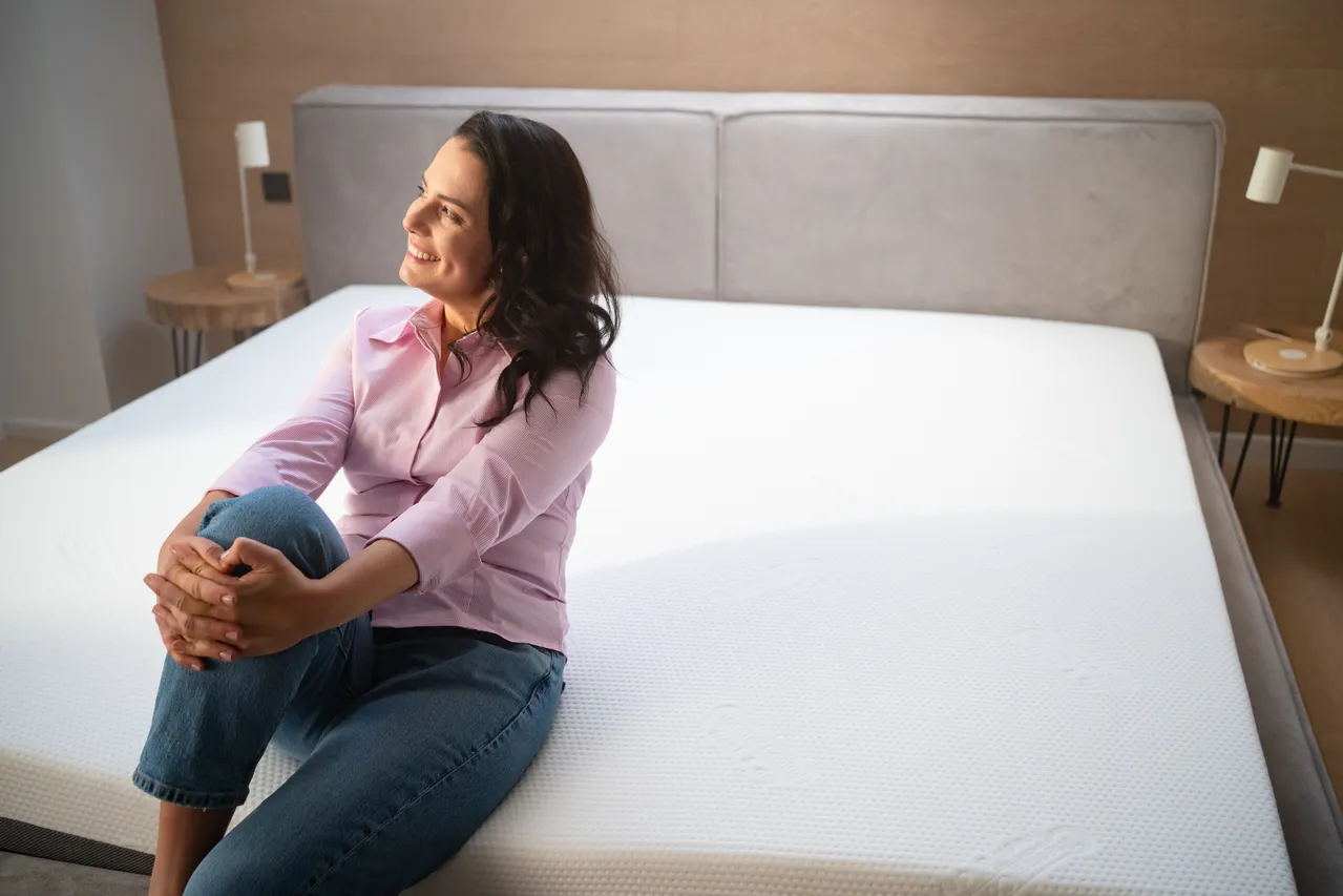 kobieta siedząca na łóżku