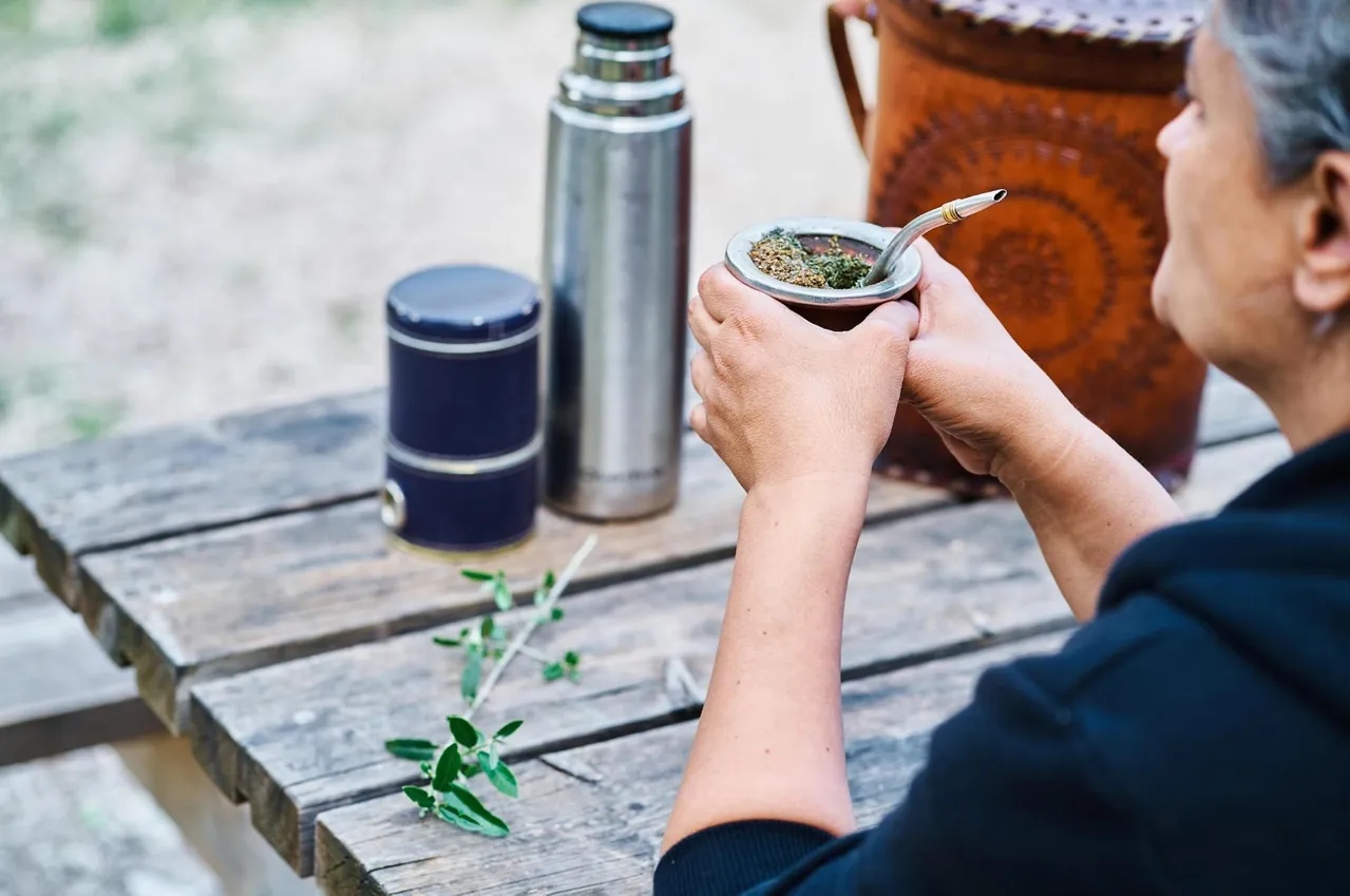 kobieta z napojem yerba mate w rękach